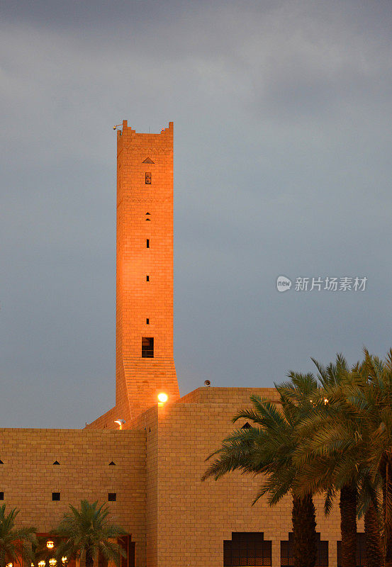 利雅得大清真寺的现代尖塔-阿訇Turki ibn Abdallah清真寺，从Deera / Al- safaa广场，沙特阿拉伯利雅得